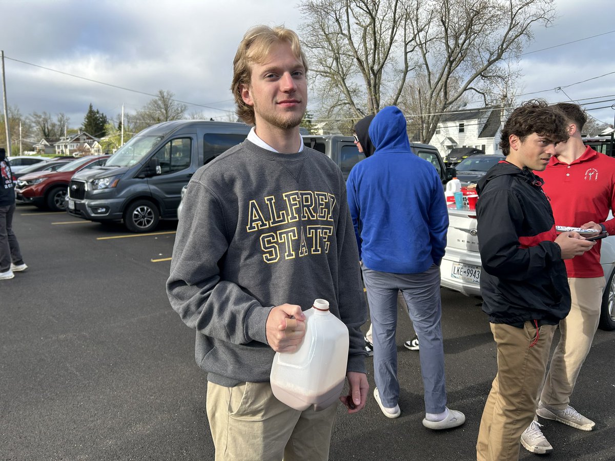 Stfrancishigh's tweet image. Today marks a bittersweet milestone — the last day of classes for our beloved seniors. As per tradition, the seniors had their tailgate breakfast on the parking lot to commemorate the end of their time at St. Francis!