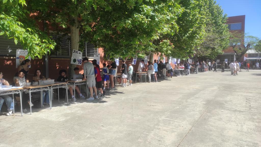 Avui ha tingut lloc la Fira de Matemàtiques a l'institut. Els alumnes de 4ESO i alguns de 3ESO han fet de monitors. Els de 1ESO han participat juntamnet amb els alumnes de 6è de les escoles Pau Casals, Dr Trueta i Àngela Roca. Un gran dia! Moltes gracies a tots!!!