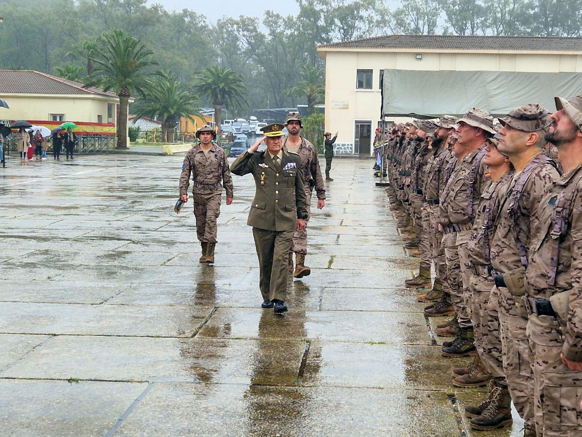 EjercitoTierra's tweet photo. ¡Buenas noches! El contingente A/I XXII para la misión de apoyo a Irak NATO Mission Iraq - NMI @IraqNato ¡Preparado para desplegar!. 💪
👉 El Comandante General de #Ceuta, general Luis Fernández Herrero, ha presidido en el acuartelamiento «García Aldave» el acto de despedida del contingente, formado por unidades de la @COMGECEU_ET . 
¡Junto a nuestros seguidores, os deseamos suerte en la misión! 🫵 Apóyalos con tus comentarios.
#WeAreNATO #StrongerTogether #SomostuEjército 🇪🇸