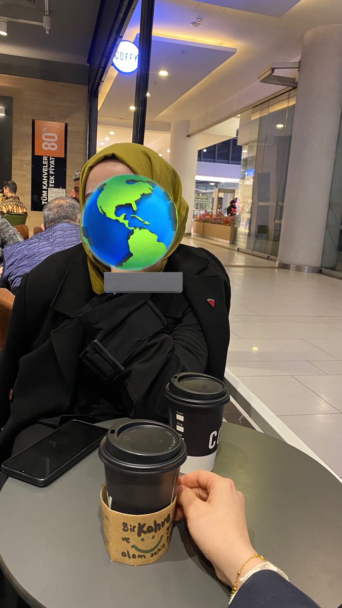 Ben date eylerken sahilde tek başına overthinklemiş. Şimdi benden azar çekiyor