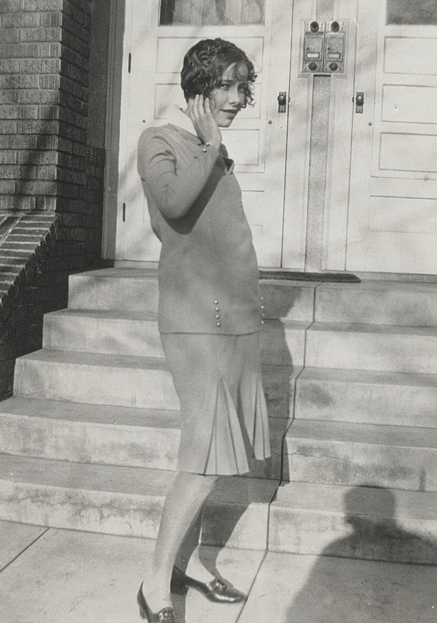 "I endeavour to be as historically authentic as I can in my novels," Fiona Veitch Smith says.
She also makes and wears recreated costumes.
So for a novel set in 1922, which outfit would she choose?
Find out how she decided (and get research ideas) at historiamag.com/fashion-resear…