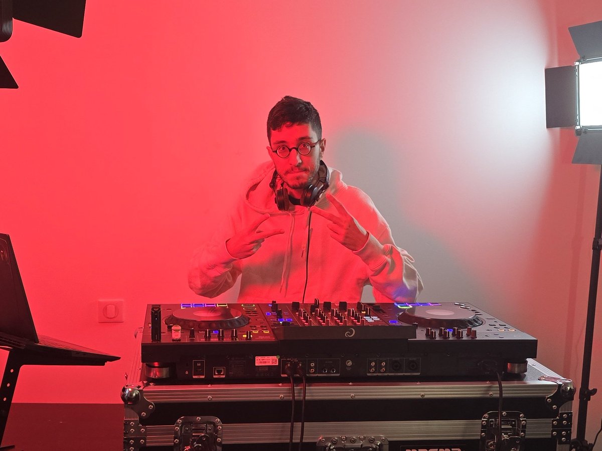 Time for my first XDJ-AZ stream, see ya'll in 20 minutes!! 🥳

🎵 twitch.tv/rdctd_