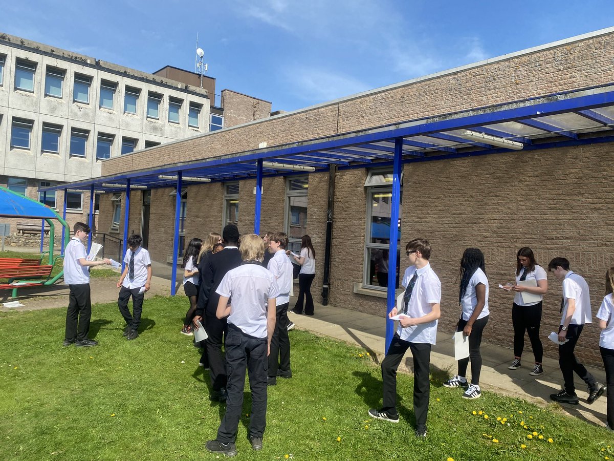 Sentence Stealers in the sun with 2B2 today, lots of great work on giving opinions on lots of different types of food!☀️😎¡Buen trabajo!🇪🇸