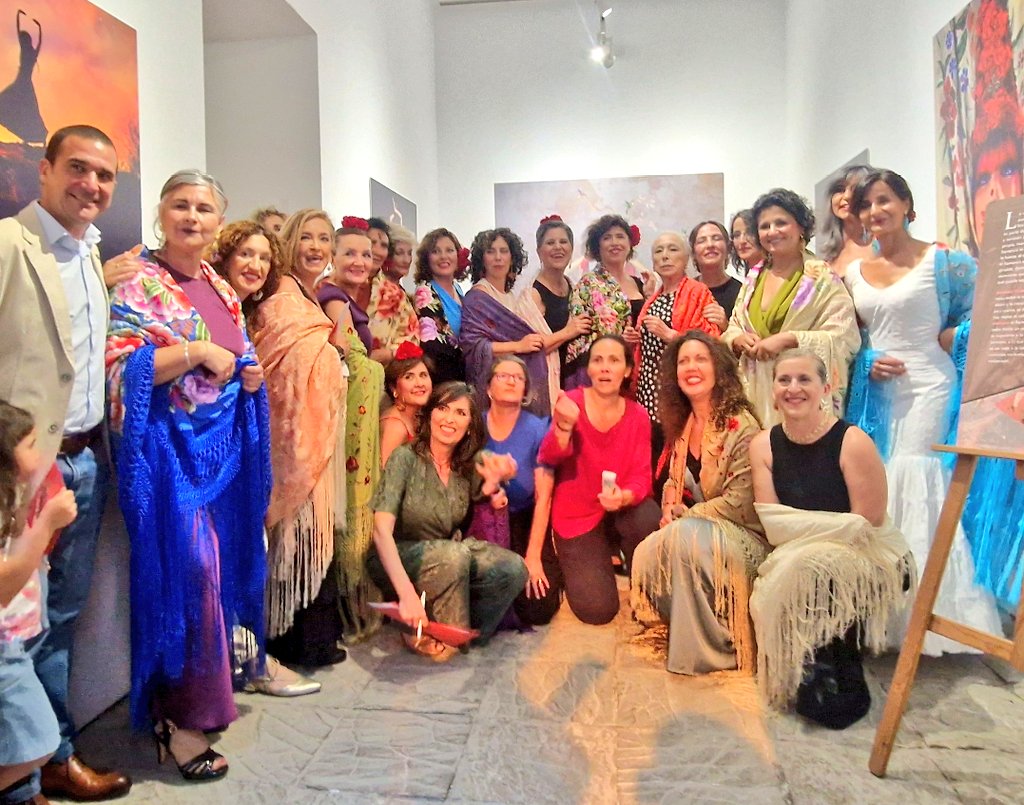 Un privilegio asistir al desfile de mantones 🌺🌟 protagonizado por #BreastCancerSurvivorBCS SEVILLA ✨ en la Casa de Murillo, sede del Instituto Andaluz del Flamenco.