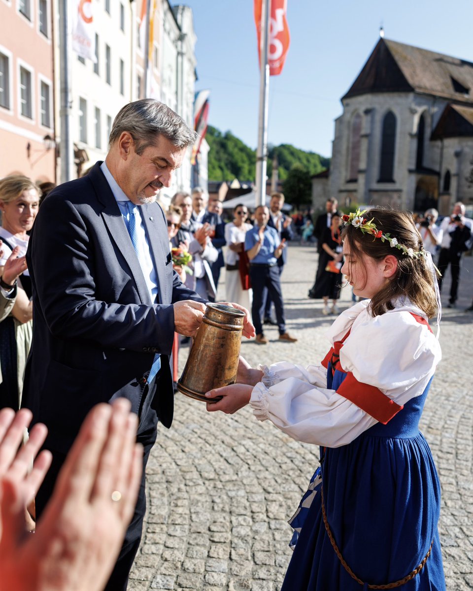 Markus_Soeder's tweet image. Herzlichen Glückwunsch zu 1000 Jahre #Burghausen! Die Stadt besitzt die längste und eine der schönsten Burgen der Welt und kann auf eine beeindruckende Geschichte zurückblicken. Sie ist Wirtschaftsmotor für ganz #Bayern und verbindet Erbe und Zukunft. Denn die Stadt lebt nicht