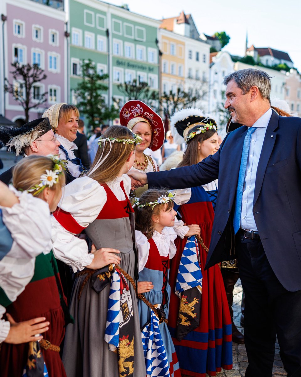 Markus_Soeder's tweet image. Herzlichen Glückwunsch zu 1000 Jahre #Burghausen! Die Stadt besitzt die längste und eine der schönsten Burgen der Welt und kann auf eine beeindruckende Geschichte zurückblicken. Sie ist Wirtschaftsmotor für ganz #Bayern und verbindet Erbe und Zukunft. Denn die Stadt lebt nicht
