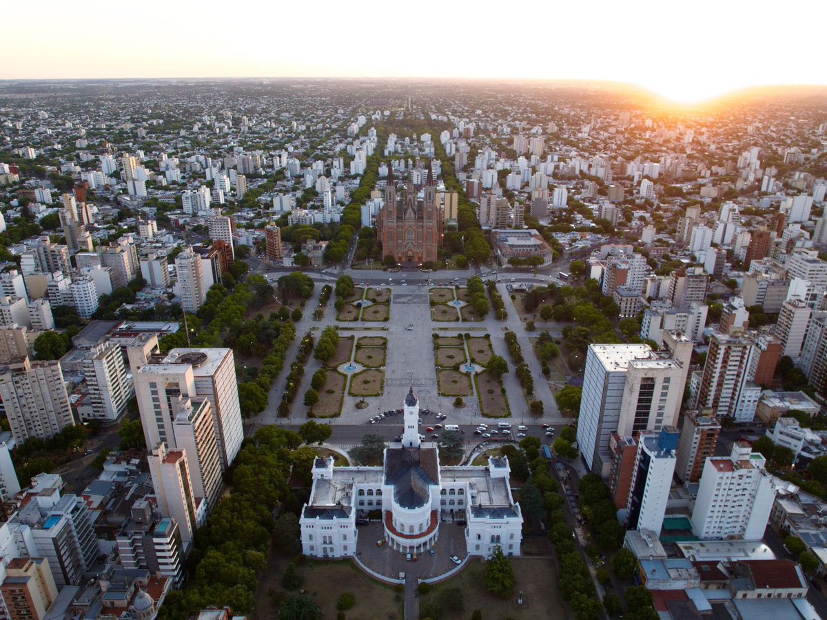 El Plan de Ordenamiento Urbano de La Plata, aprobado ayer por unanimidad por el Concejo Deliberante, define el crecimiento urbano de la ciudad en los próximos 60 años, delimita con precisión las áreas urbanas destinadas a la residencia, las áreas centrales donde se ubican los
