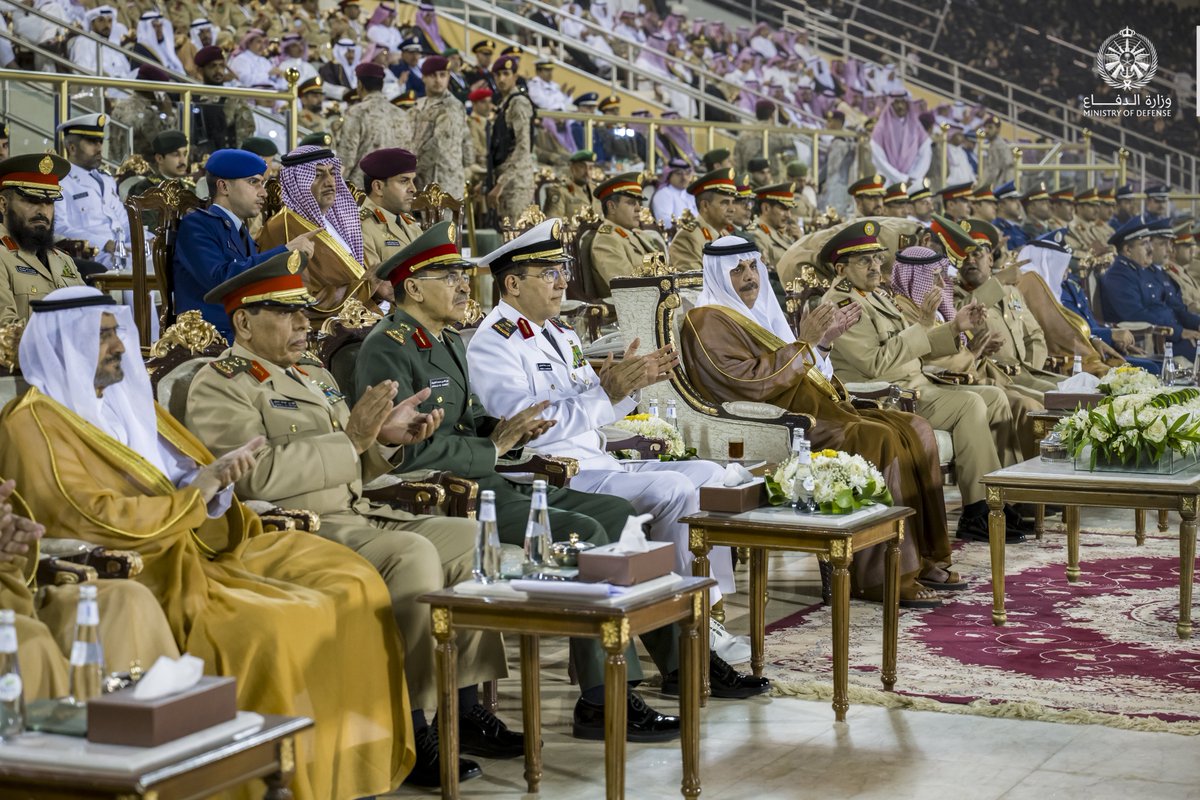 modgovksa's tweet photo. نيابةً عن سمو #وزير_الدفاع؛ صاحب السمو الأمير عبدالرحمن بن محمد بن عيّاف نائب وزير الدفاع يرعى حفل تخريج الدفعة الـ83 من طلبة كلية الملك عبدالعزيز الحربية.

#وزارة_الدفاع https://t.co/1IZpAINpmG