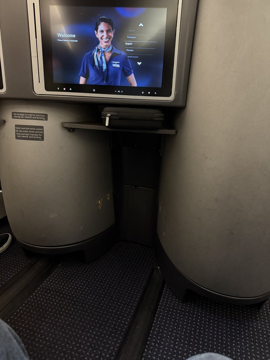 Hey <a href="/AmericanAir/">americanair</a> this was pretty unacceptable on my flight AA177 (N105NN) last night. The entire foot rest was missing from my seat 7C. 

I get that the 321T will be retrofitted soon, but that’s just kinda an embarrassment. The XLRs can’t come soon enough