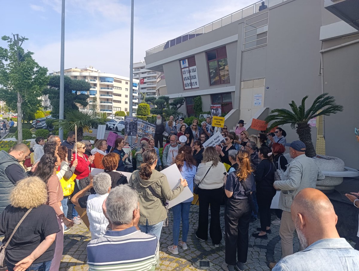 Dün Narlıdere’de, yaşlı ve uslu köpekleri hedef alan sistematik toplamalara karşı ses çıkarmak için bir araya geldik. Uyuşturucu iğne atılarak kaçırılan, ardından takip edilmeyip ölüme terk edilen köpeklerin gece yarısı operasyonlarıyla toplatıldığı bu düzende,