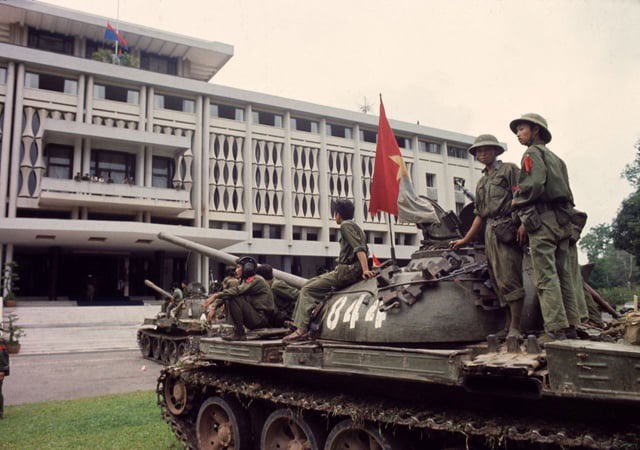 April 29th, 1975: The Armed Forces Radio in Saigon broadcasts “White Christmas,” commencing the final evacuation of 🇺🇸 from the city. After 30 years of unprecedented imperialist onslaught, Vietnam was liberated and reunified on this day 50 years ago. Happy Victory Day 🇻🇳
