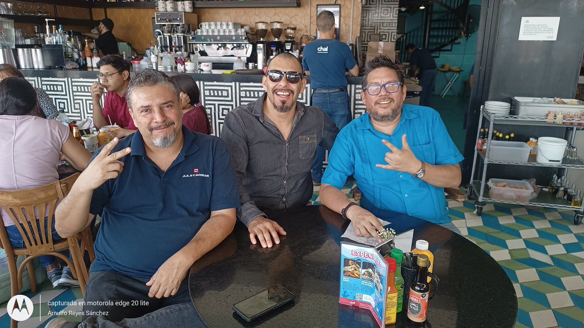 #Algobien !!!
.
Comiendo unas #hamburguesas deliciosas con el #líder de las #redessociales <a href="/CarlosYansuf/">Carlos Yansuf</a> y el #directordecine <a href="/adolfolopezcam/">adolfo lopez campaña</a>