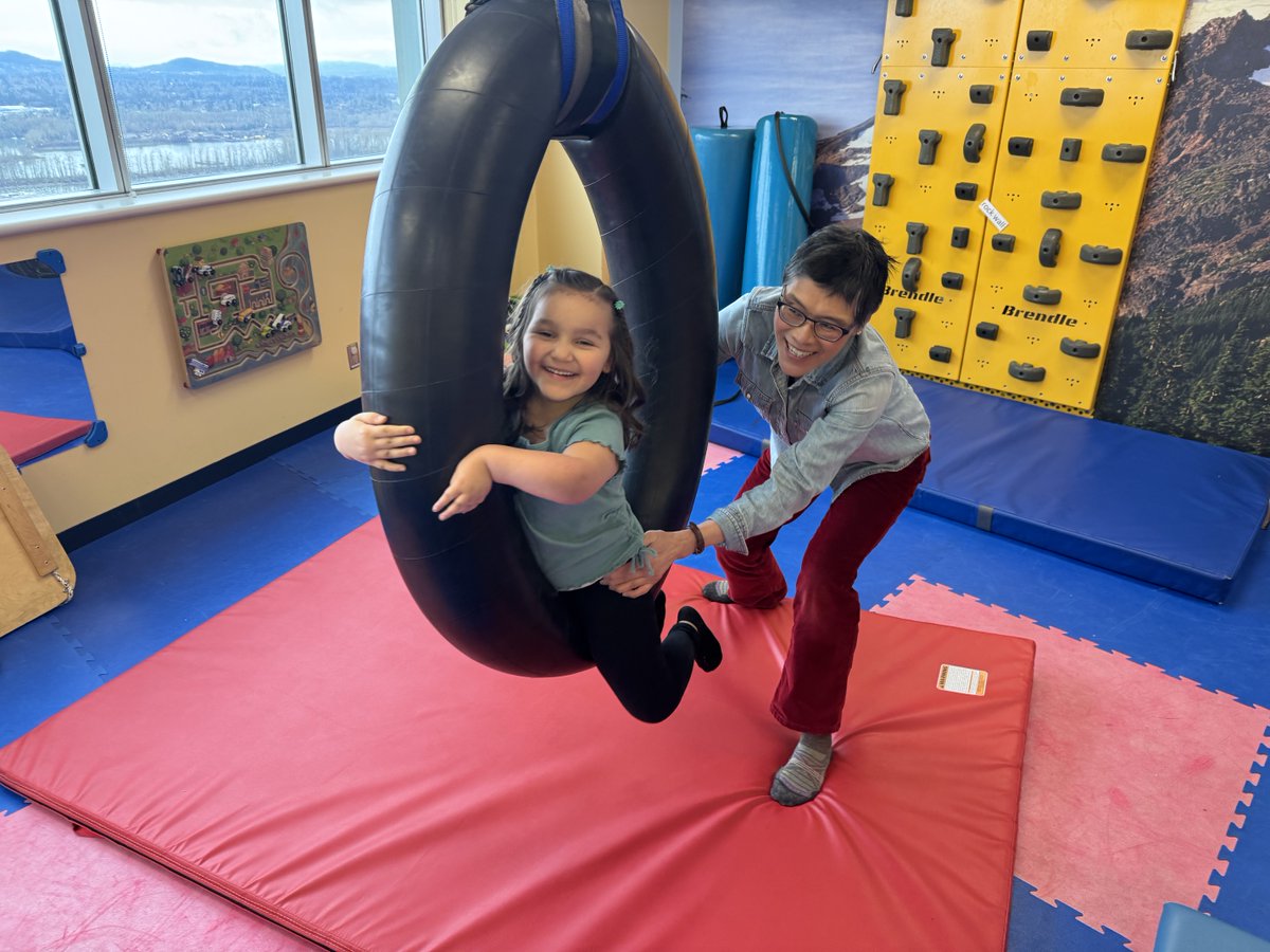 ShrinersPDX's tweet image. Our #OccupationalTherapy team collaborates with our surgeons and prosthetists to come up with individual treatment plans to help them acquire fine motor skills such as writing, dressing and bathing to promote independence. Thank you for all that you do!
#OccupationalTherapyMonth