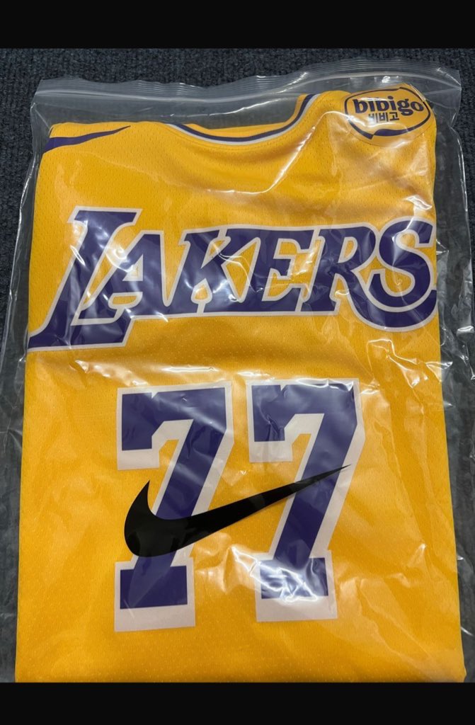 NBA en español 🏀 (@_nbaesp_) on Twitter photo Si esta noche Los Ángeles Lakers ganan a los Minnesota Timberwolves, vamos a regalar esta camiseta de Luka Doncic entre los que den RT y nos sigan a nosotros y a <a href="/NBAFutQuality/">Camisetas NBA/Fútbol</a> ✅ Si esta noche Los Ángeles Lakers ganan a los Minnesota Timberwolves, vamos a regalar esta camiseta de Luka Doncic entre los que den RT y nos sigan a nosotros y a <a href="/NBAFutQuality/">Camisetas NBA/Fútbol</a> ✅
