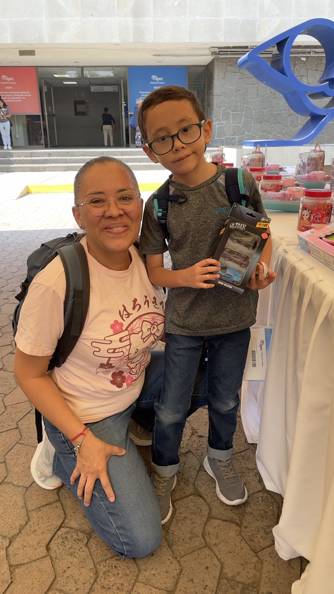Feliz día del niño a nuestros pacientes más pequeños. 👧❤️ 👦 ¡Juntos podemos seguir construyendo un mundo de oportunidades y bienestar! 
¡Gracias a Distroller, Ferrero y a las Damas voluntarias por su generosa donación de juguetes! 🧸🪀
#DíaDelNiño #APEC #SaludVisual