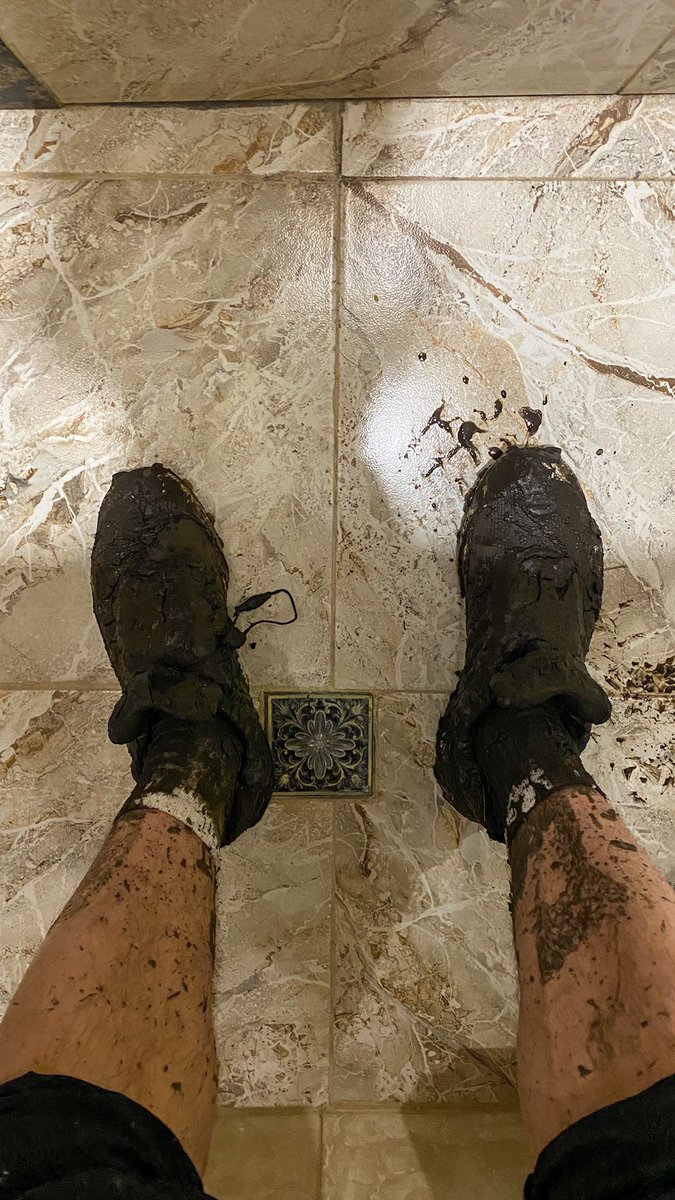 Ещё вчера смотрел на Эльбрус, а сегодня засадил свою Эльку так что эвакуацию ждал 4 часа, уничтожил белые Саломоны и новую пару белых носков Гри. А это всего второй день разметки трейла в Кисловодске от Wild Trail.