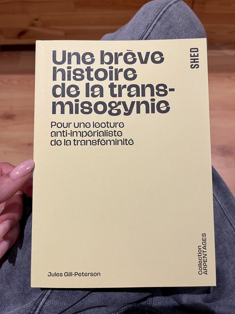 Dans un contexte politique de légitimisation des violences faites aux femmes trans, Jules Gill-Peterson propose, à travers une lecture matérialiste, une histoire de l’écrasement et de l’effacement par l’Etat des féminités trans, dissidentes, diabolisées et criminalisées.
