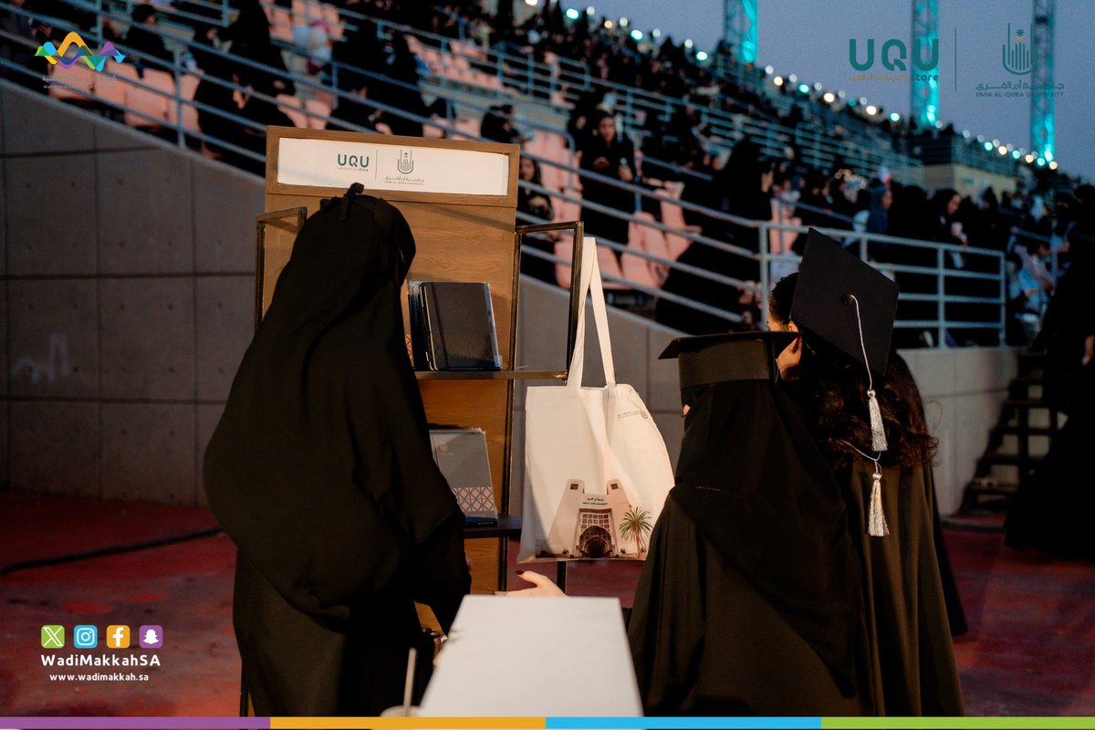 وسط أجواء الفخر والفرح 
اقتنت خريجات #جامعة_أم_القرى من جناح المتجر ما يكون ذكرى من يومٍ لا يُنسى

#تخرج_جامعة_أم_القرى_73