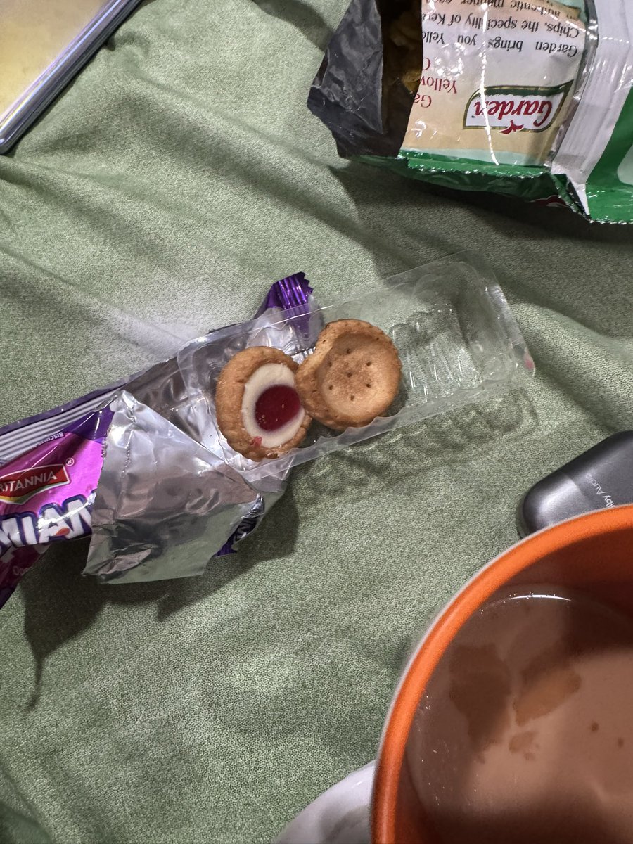 jeopardy4u's tweet photo. 1/2 Team Britannia, today I'd purchased Jimjam Pops with the tag line "open creme. Jammy top". I was immensely happy to dip it in tea to taste this scrumptious cookies but unfortunately my happiness was short lived @BritanniaIndLtd #justiceforjimjampops #cookies #justice https://t.co/B46rNosKOT