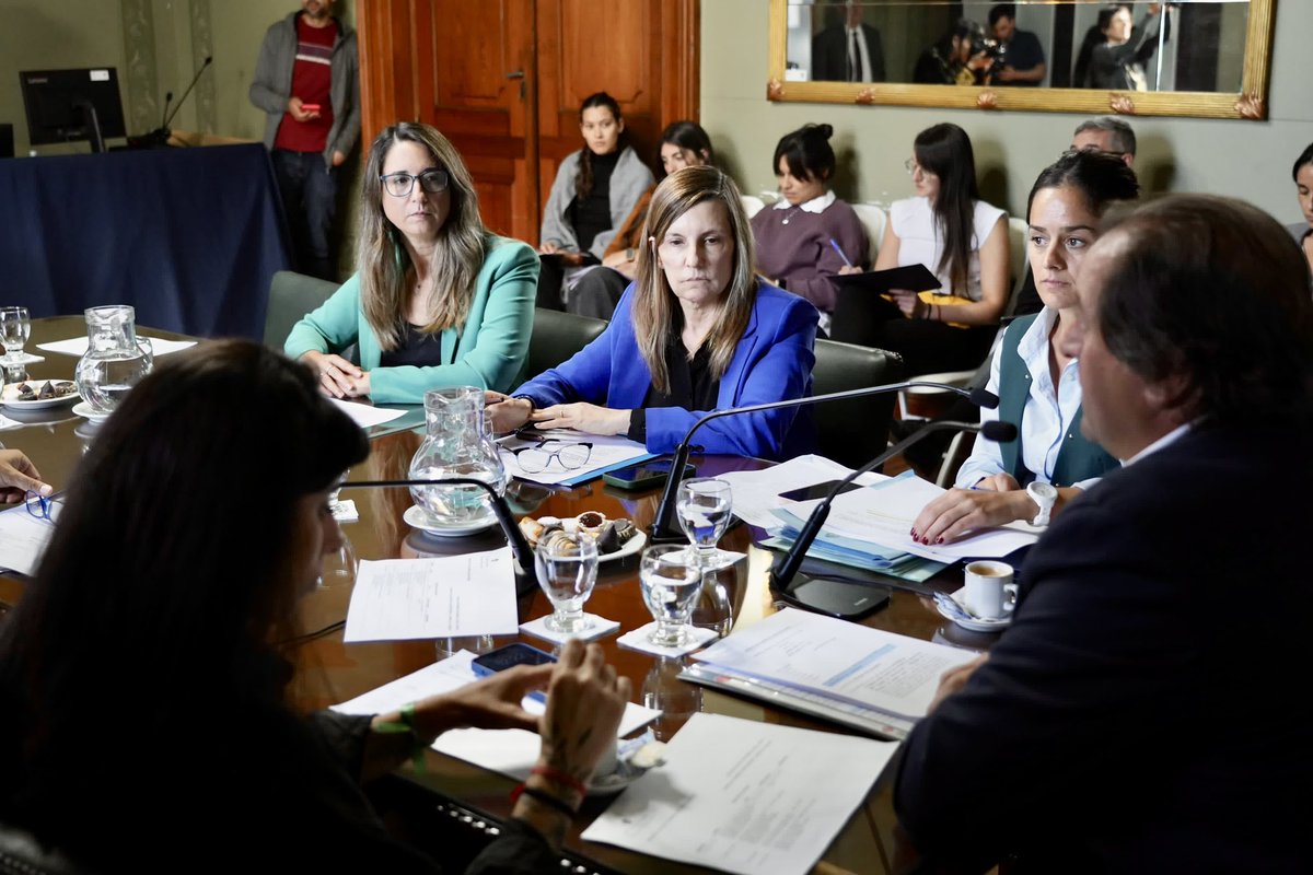 Es un bochorno que sigan manipulando las leyes a meses de las elecciones.
Expresé mi rechazo a la intención del oficialismo de modificar la Ley de reelecciones.
La alternancia es clave en democracia. La prioridad deben ser los problemas reales de los bonaerenses.