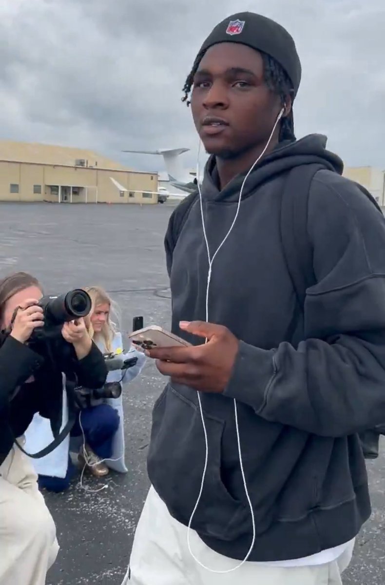 HEARTWARMING: #Titans QB Cam Ward reportedly wears the same earbuds that he had in high school, which his grandmother, who passed away, gifted him.

🙏🙏🙏

Ward is a special player and a fabulous human being.