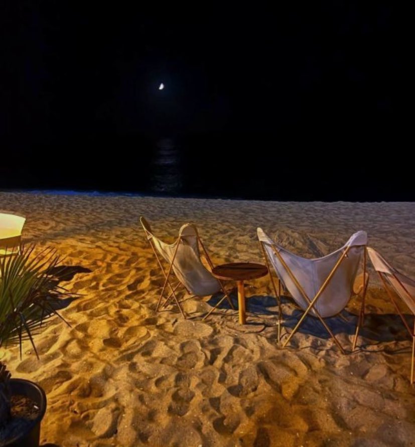 sahil kenarı, iki sandalye, seni anlayan biri