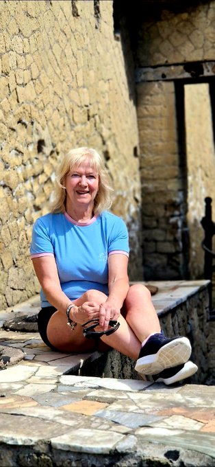 Watch Naughty Teacher & REAL WOMAN's leaked NSFW photo on TwXstars