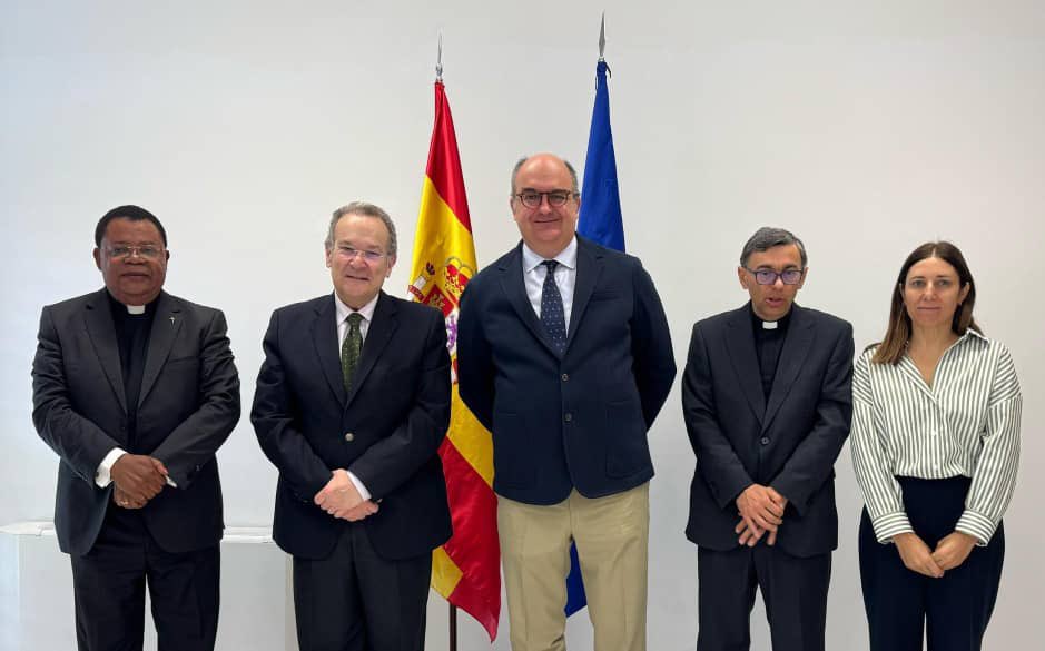 Emb. España Malabo (@embespmalabo) on Twitter photo El Embajador y la Dirección de Programas de Educación se reúnen hoy con José María Vázquez, Rector de la <a href="/UNIRuniversidad/">Universidad Internacional de La Rioja (UNIR)</a>, el profesor Diego Aboy Rubio y el Padre Fernando Ignacio Ondó. Trabajando juntos para impulsar la cooperación universitaria entre España y Guinea Ecuatorial. El Embajador y la Dirección de Programas de Educación se reúnen hoy con José María Vázquez, Rector de la <a href="/UNIRuniversidad/">Universidad Internacional de La Rioja (UNIR)</a>, el profesor Diego Aboy Rubio y el Padre Fernando Ignacio Ondó. Trabajando juntos para impulsar la cooperación universitaria entre España y Guinea Ecuatorial.