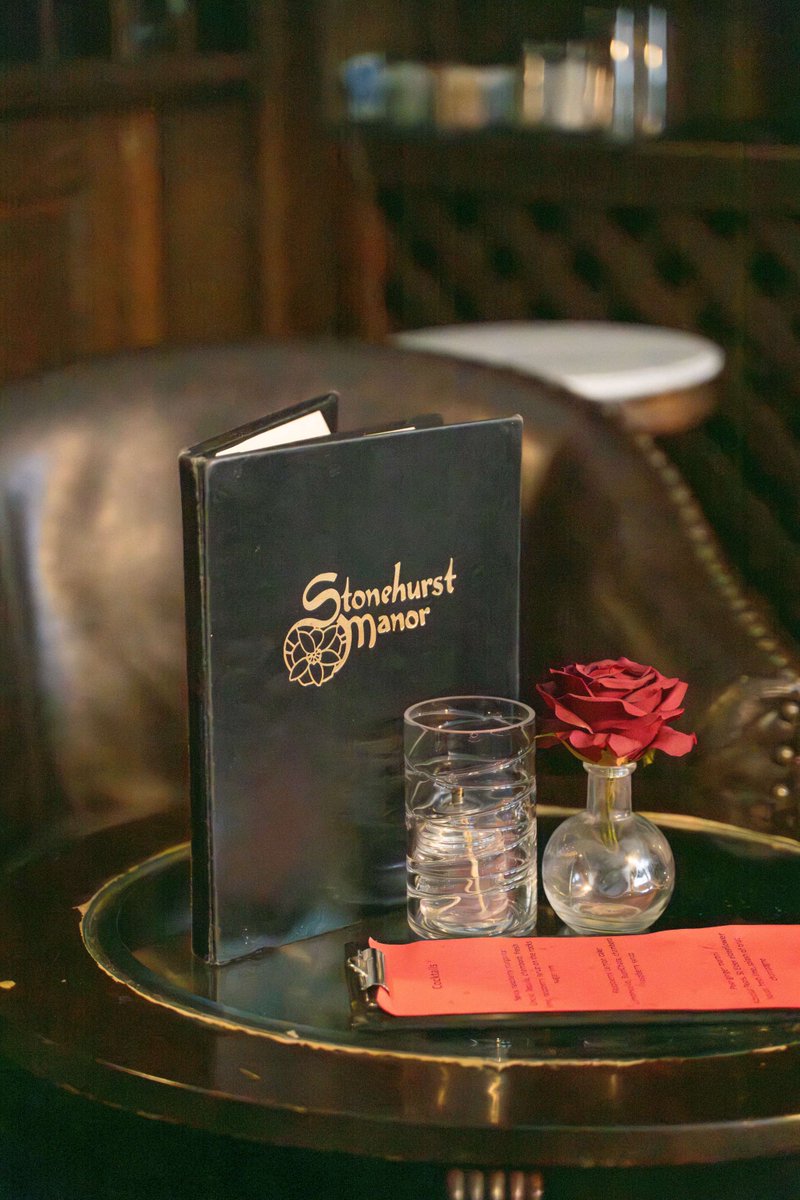 StonehurstManor's tweet image. Mood: dim lights, great cocktails, zero rush. 🍸✨
The Library Lounge at Stonehurst Manor is your nightly reset—Old Fashioneds, Espresso Martinis, and all the cozy vibes.

Open nightly at 4:30.

#LibraryLounge #StonehurstManor #EveningEscape