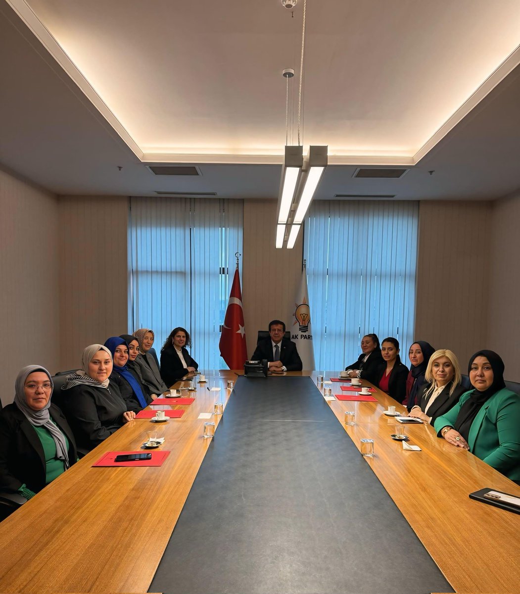 AK Kadın Denizli (@akkadindenizli) on Twitter photo 📍AK Parti Genel Merkez
Başkanımız <a href="/mnevvertekasla1/">Münevver Tekaslan🇹🇷</a> ile birlikte yeni atanan ilçe Kadın Kolları Başkanlarımız,Genel Merkez Başkan Yardımcımız Sn. <a href="/ZeybekciNihat/">Nihat Zeybekci 🇹🇷</a> ’i ziyaret ettiler.
Sayın Başkanımıza, misafirperverliği ve samimi, güler yüzlü karşılaması için teşekkür ederiz.🥰💐 📍AK Parti Genel Merkez
Başkanımız <a href="/mnevvertekasla1/">Münevver Tekaslan🇹🇷</a> ile birlikte yeni atanan ilçe Kadın Kolları Başkanlarımız,Genel Merkez Başkan Yardımcımız Sn. <a href="/ZeybekciNihat/">Nihat Zeybekci 🇹🇷</a> ’i ziyaret ettiler.
Sayın Başkanımıza, misafirperverliği ve samimi, güler yüzlü karşılaması için teşekkür ederiz.🥰💐