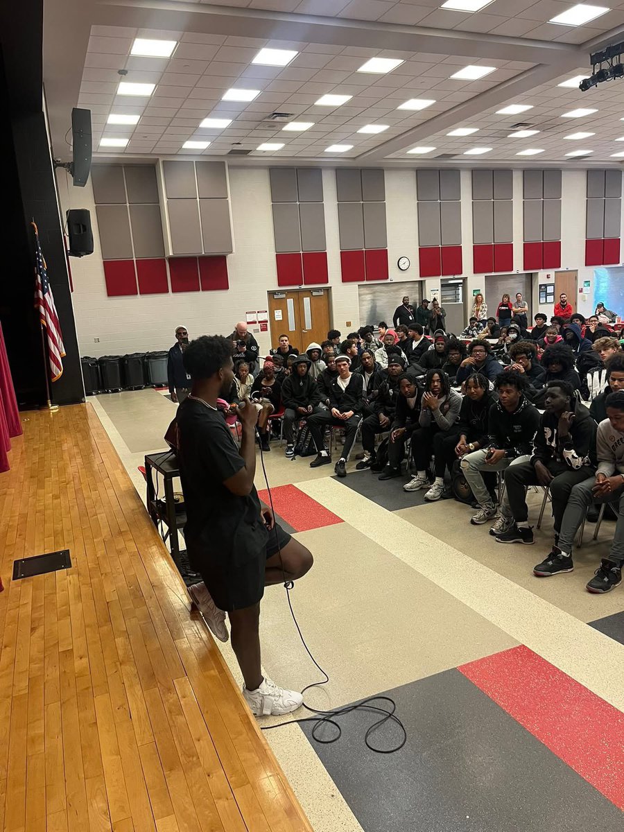 Sports Illustrated (@sinow) on Twitter photo Shedeur Sanders took some time to speak to students at John Marshall High School in Cleveland 🧡
(📸: <a href="/Rickonia/">Ricky Smith</a>) Shedeur Sanders took some time to speak to students at John Marshall High School in Cleveland 🧡
(📸: <a href="/Rickonia/">Ricky Smith</a>)