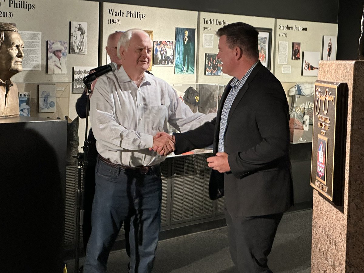 AshlyElamSports's tweet photo. Great to see @CoachRob4Realz and @sonofbum today at the Museum of the Gulf Coast. Former Woodville Head Coach Ty Robinson is the Bum Phillips Golden Triangle Coach of the Year! #txhsfb https://t.co/jdOMM5mTS4