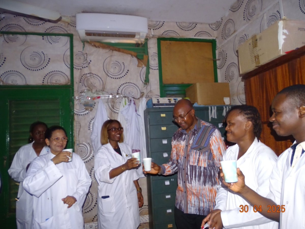 Après 46 ans au service de la santé burkinabè, le Pr Pascal Antoine Niamba, chef du service de Dermatologie-vénérologie du CHU-YO, part à la retraite. Un hommage lui a été rendu ce 30 avril par ses collègues et anciens étudiants.

Source: Service de communication du CHU YO