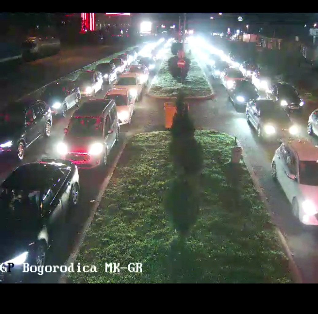 Маци мааа...
...ти реков искочи сабајле накај 11.00 ч.од работа порано, ти не , до четири ке седам....
..... е дреми сега 2 саати на граница, пукни...