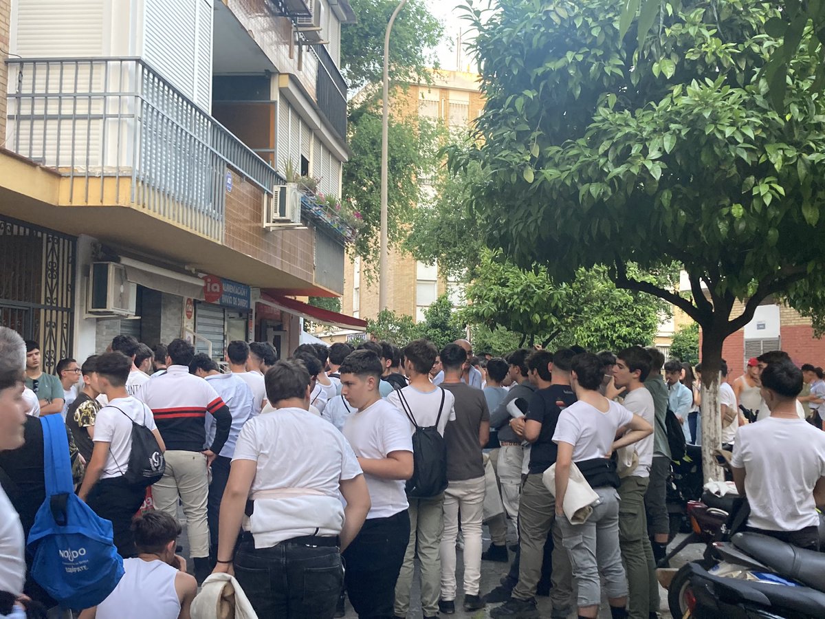 #CRUZDEMAYO | Imágenes del pasado domingo en la igualá de la Cruz de Mayo con los costaleros y gran cantidad de aspirantes. Agradecemos a todos el interés mostrado por nuestra asociación.
#Consolación2025 #fecosevilla #asociacionesdesevilla #CruzdeMayoLaCarrasca #tdscofrade