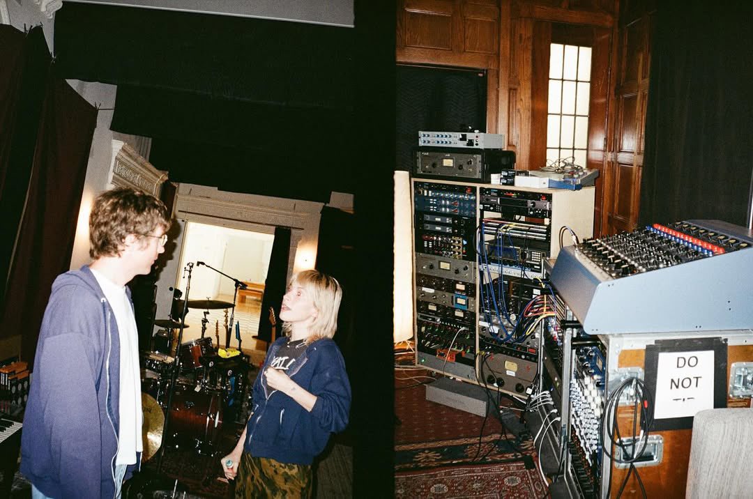 mitchlafon's tweet image. 🚨 Turnstile just unleashed ‘SEEIN’ STARS’ and ‘BIRDS’ from their upcoming album *NEVER ENOUGH*, dropping June 6th! 🔥 Collab vibes with Hayley Williams and Blood Orange bringin’ that extra heat. Check the visuals! 📸 #Turnstile #NeverEnough