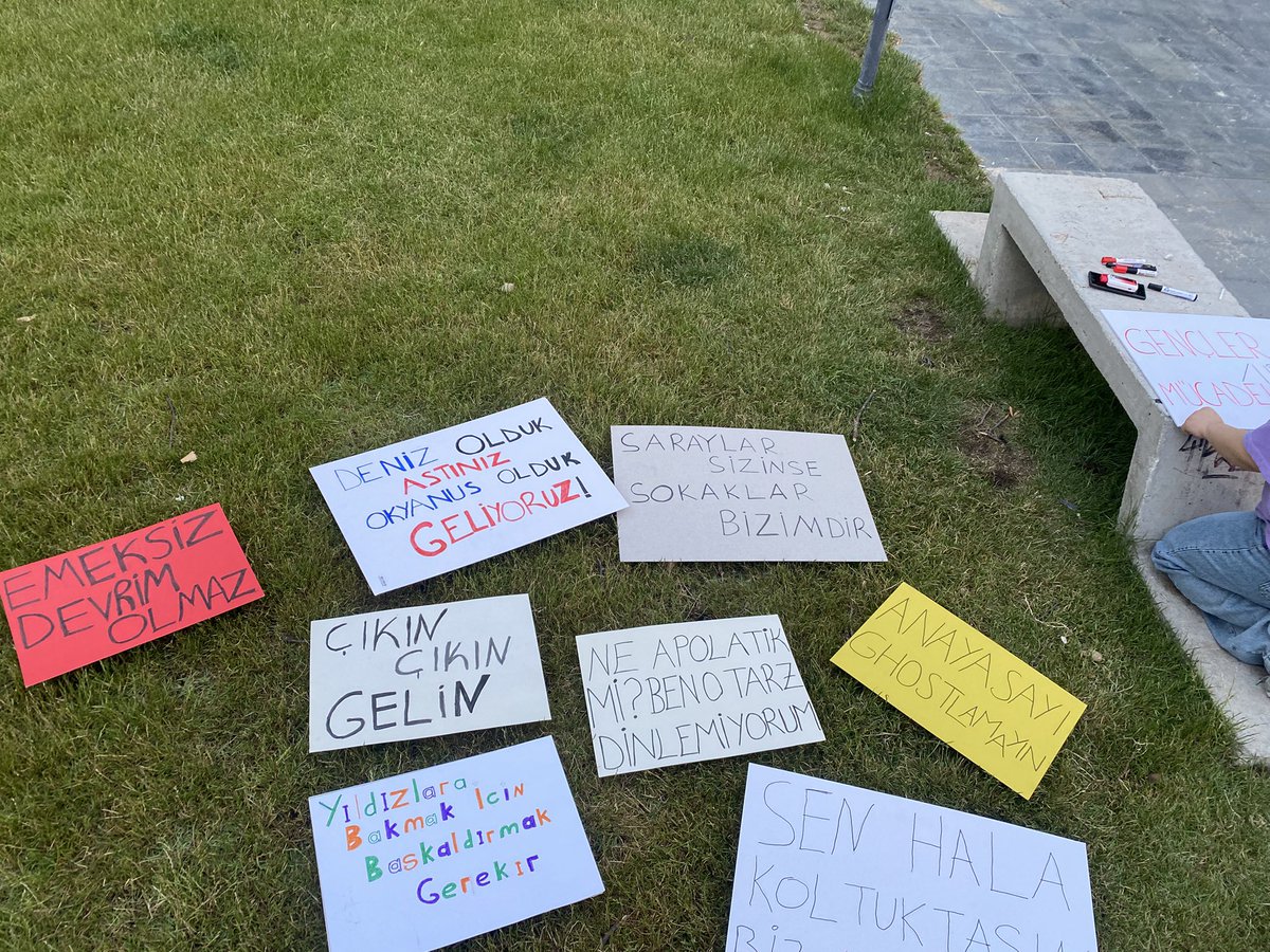 1 Mayıs öncesi son hazırlıklarımızı tamamladığımız bugün, döviz pankart atölyemizi gerçekleştirdik.

Yaşasın 1 Mayıs !