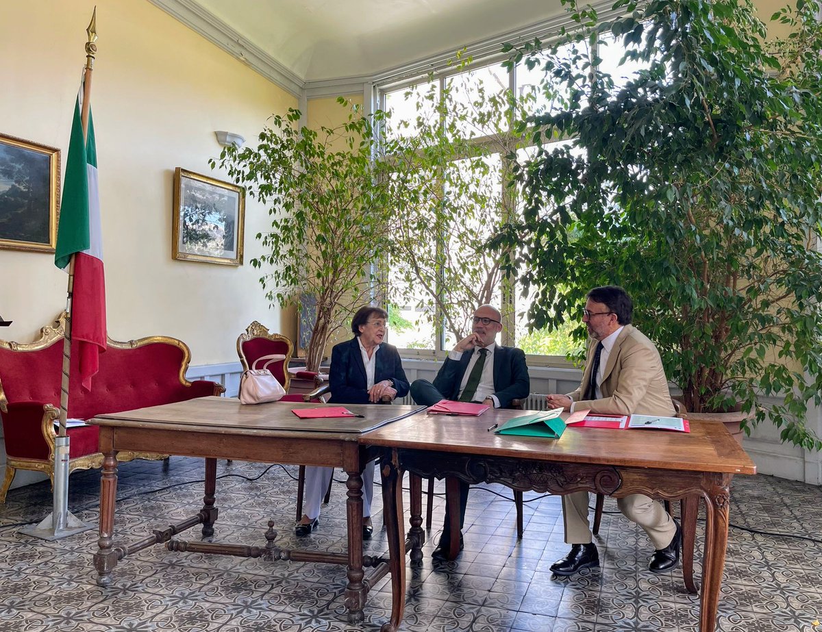 API 06/83 tweet media