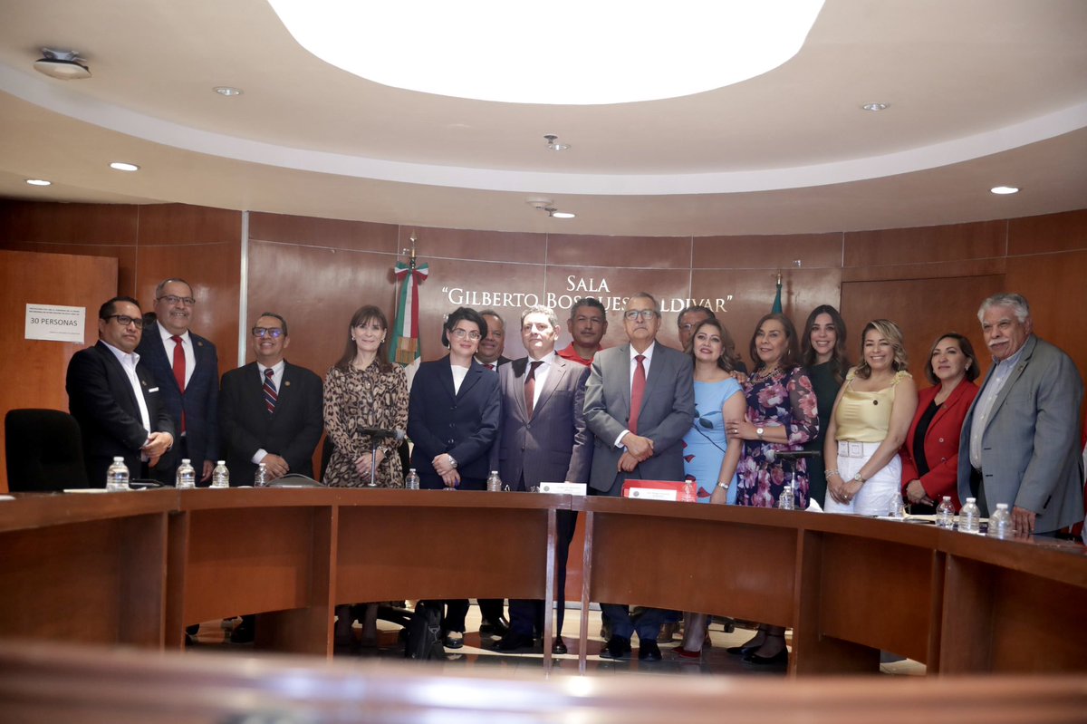 El día de hoy celebramos una reunión de trabajo con el embajador de Argelia 🇩🇿 en México 🇲🇽. 
Puntualicé que la postura del Partido Del Trabajo es siempre de izquierda y en apoyo de la autodeterminación de los pueblos del mundo.
#CámaraDeDiputados #México #Argelia #Politica