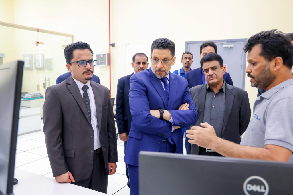 صار لنا نص شهر نعيش على ضوء الشموع وكأننا في رحلة تخييم جماعية، وأنتم مشغولين بالكاميرات والتصريحات.. 
واضح أن الأزمة مش في الكهرباء، الأزمة في غياب الفعل الجاد يعني ممكن نطلب من المصورين ينقلوا لنا شوية كهربا بدل الصور؟ أو نعمل مؤتمر صحفي تحت ضوء الشمعة؟