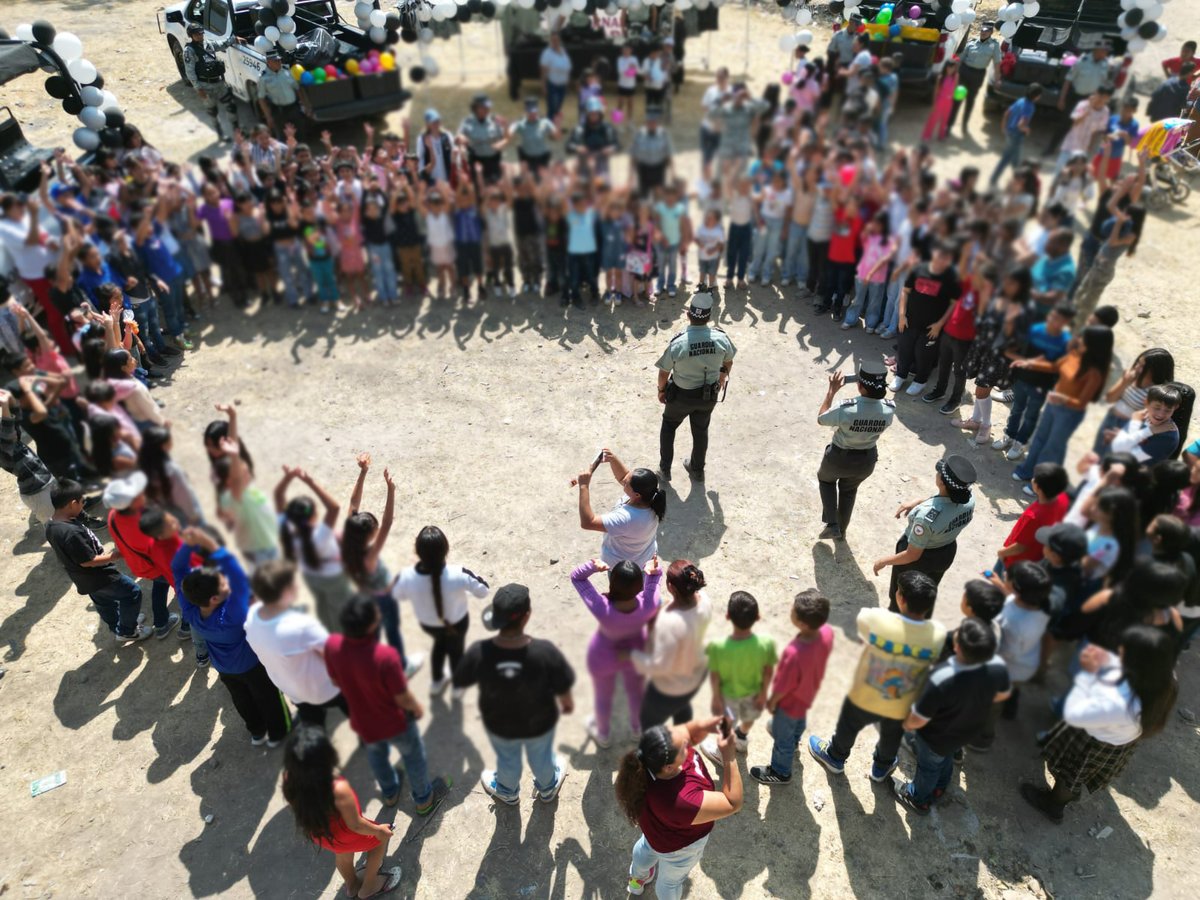 En el marco de la celebración del #DíaDeLaNiñaYElNiño, en diferentes Coordinaciones Estatales de la #GuardiaNacional se llevaron a cabo actividades lúdicas con los pequeñitos que disfrutaron momentos de alegría. acortar.link/mDOsPS