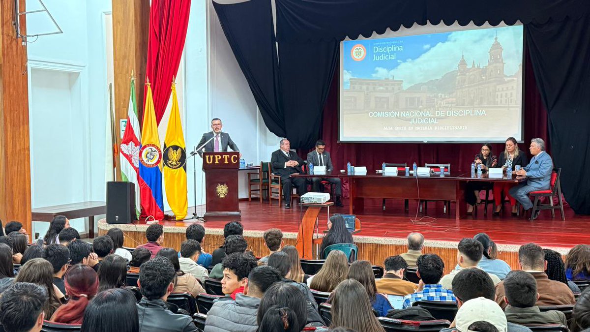 #JusticiaParaLaGente | Nuestra estrategia de prevención no se detiene. El #CódigoDisciplinario y sus alcances llegan a todas partes. #AEstaHora hablamos con más de 250 estudiantes de la <a href="/UPTCoficial/">UPTC</a> en #Tunja acerca del rol y responsabilidad de los abogados. 
#JusticiaYAcademia