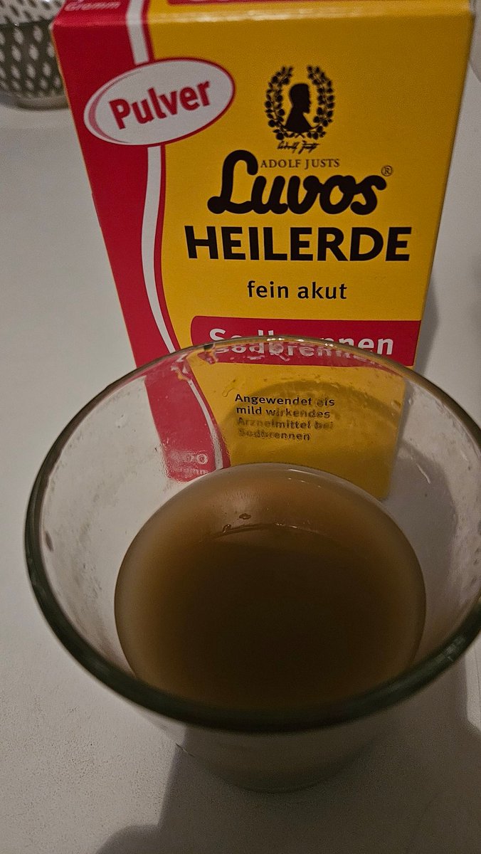 Azadi77's tweet photo. Kennt jemand das?
Seit 2 Tagen trinke ich morgens und abends #Heilerde in ein Glas Wasser geben und ein Löffel Heilerde reintun. Ordentlich rühren und langsam trinken. Beim #DM wird verkauft,kostet 5 Euro,super für #Sodbrennen besser als viele Medikamente. Es hilft Ordentlich. Aber nach trinken bleibt sehr viel Rest Erde im Mund stecken 😀
Hilft gegen ziemlich alles😀