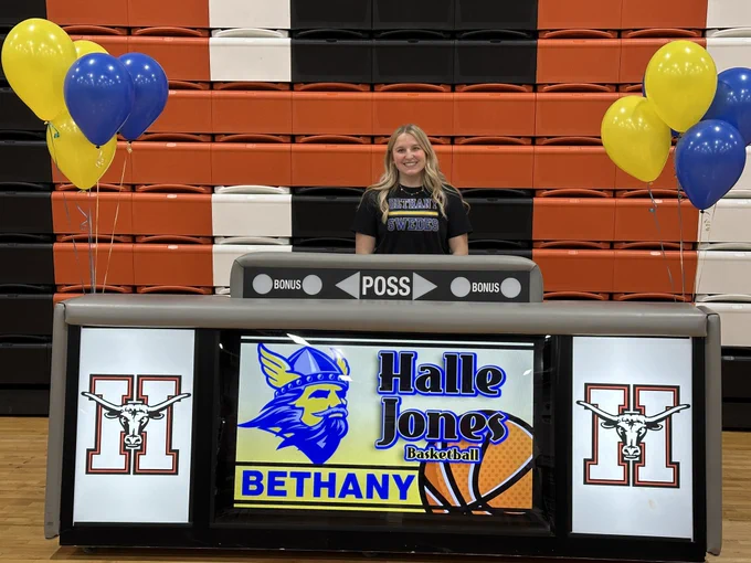 Image from Halle Jones (@halbaljones22)