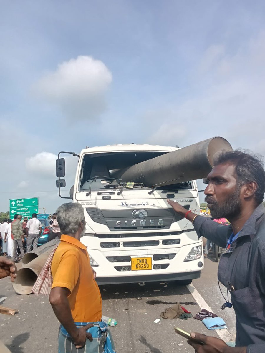 motordave2's tweet photo. Casual & Careless approach leads to all such #Misadventure on Wheels!
These Drivers aren’t Roadworthy while risking all other #Motorists.
#Pick a different #job which doesn’t risk other road-users.
@ChristinMP_
@DriveSmart_IN @dabir @skr77s @reclaimchennai @Nik_blr @Lutapi_ https://t.co/f3TJWvOjtc