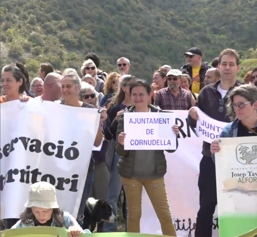 Carles Prats (@pratscarles) on Twitter photo Avui, en representació de <a href="/JuntsPriorat/">Junts Priorat</a>, he assistit a la concentració en defensa del <a href="/riusiuranaviu/">RiuSiuranaViu</a>. Exigim al <a href="/govern/">Govern de Catalunya</a> la fi del transvasament i sistemes de regeneració d'aigua, perquè els qui reguen de Riudecanyes ho puguin continuar fent sense deixar una altra terra seca. Avui, en representació de <a href="/JuntsPriorat/">Junts Priorat</a>, he assistit a la concentració en defensa del <a href="/riusiuranaviu/">RiuSiuranaViu</a>. Exigim al <a href="/govern/">Govern de Catalunya</a> la fi del transvasament i sistemes de regeneració d'aigua, perquè els qui reguen de Riudecanyes ho puguin continuar fent sense deixar una altra terra seca.