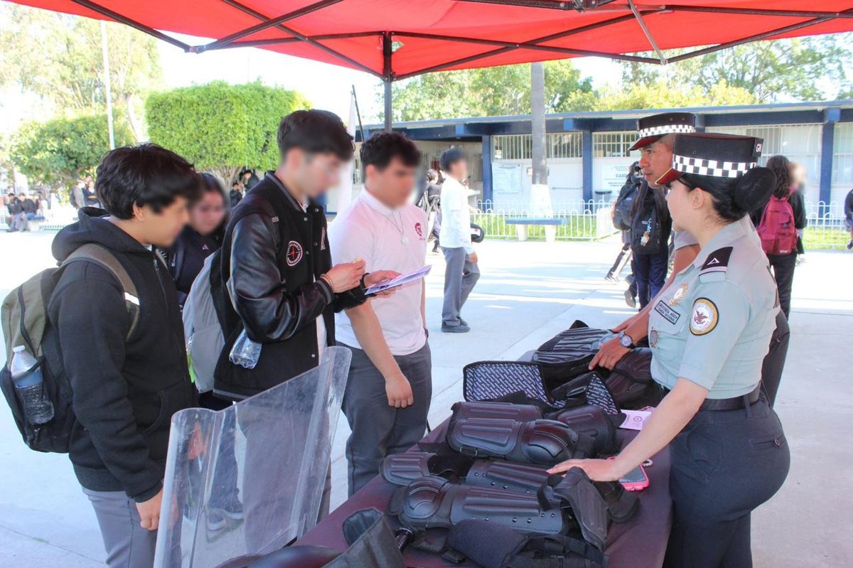 En #BC, la #GuardiaNacional impartió pláticas de prevención del delito a estudiantes de nivel medio superior en el municipio de Tijuana. Además, se proporcionó el número de atención ciudadana 088. 
#LaGuardiaNacionalEstáContigo #GuardianesDeLaSoberanía