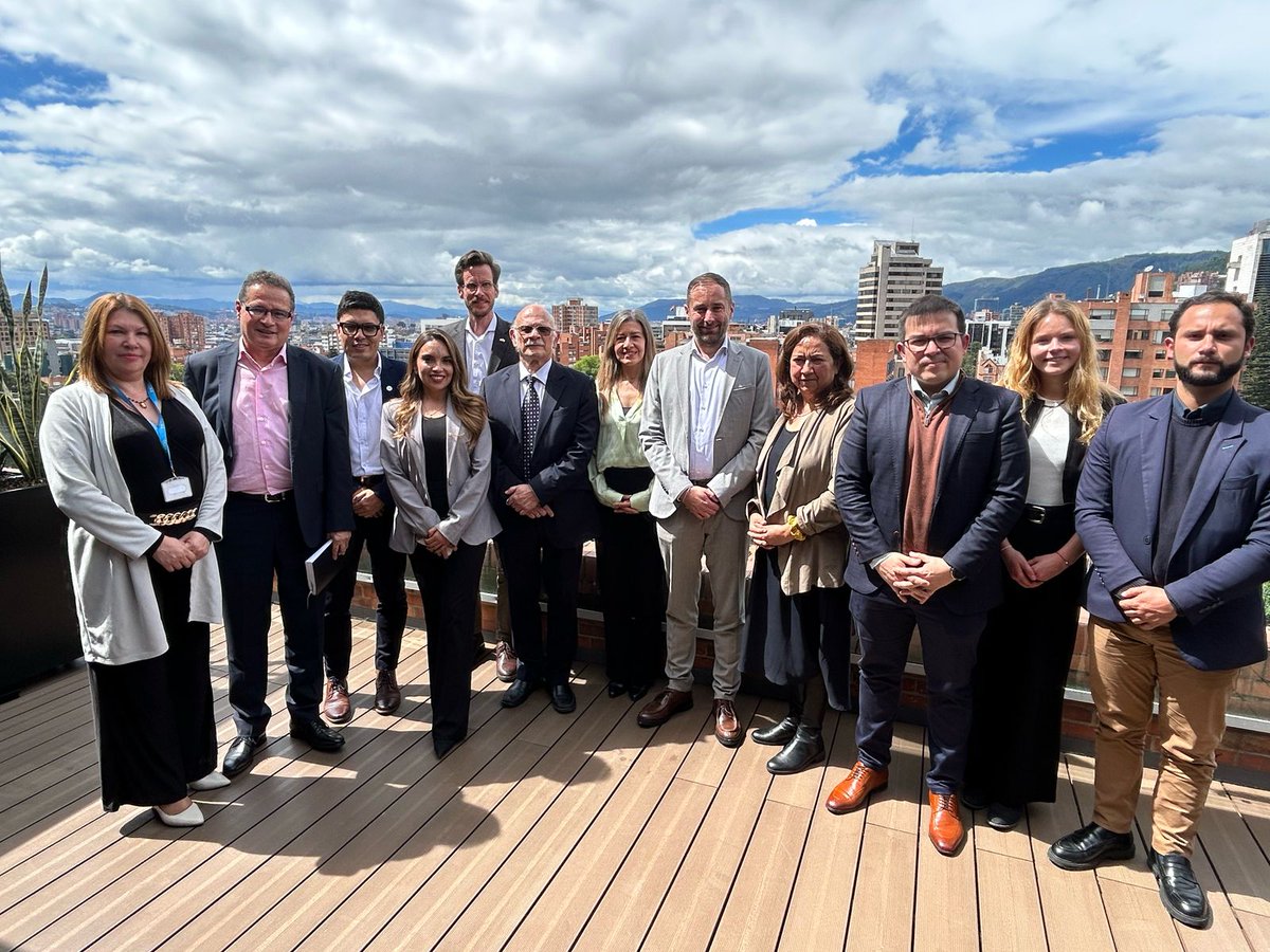 #AEstaHora, en la <a href="/SuizaColombia/">Embajada de Suiza en Colombia</a>,  el director general, Francisco Rossi, y su equipo de trabajo, participan del cierre del proyecto de cooperación para fortalecer el control sanitario, la regulación y la comunicación con los usuarios.