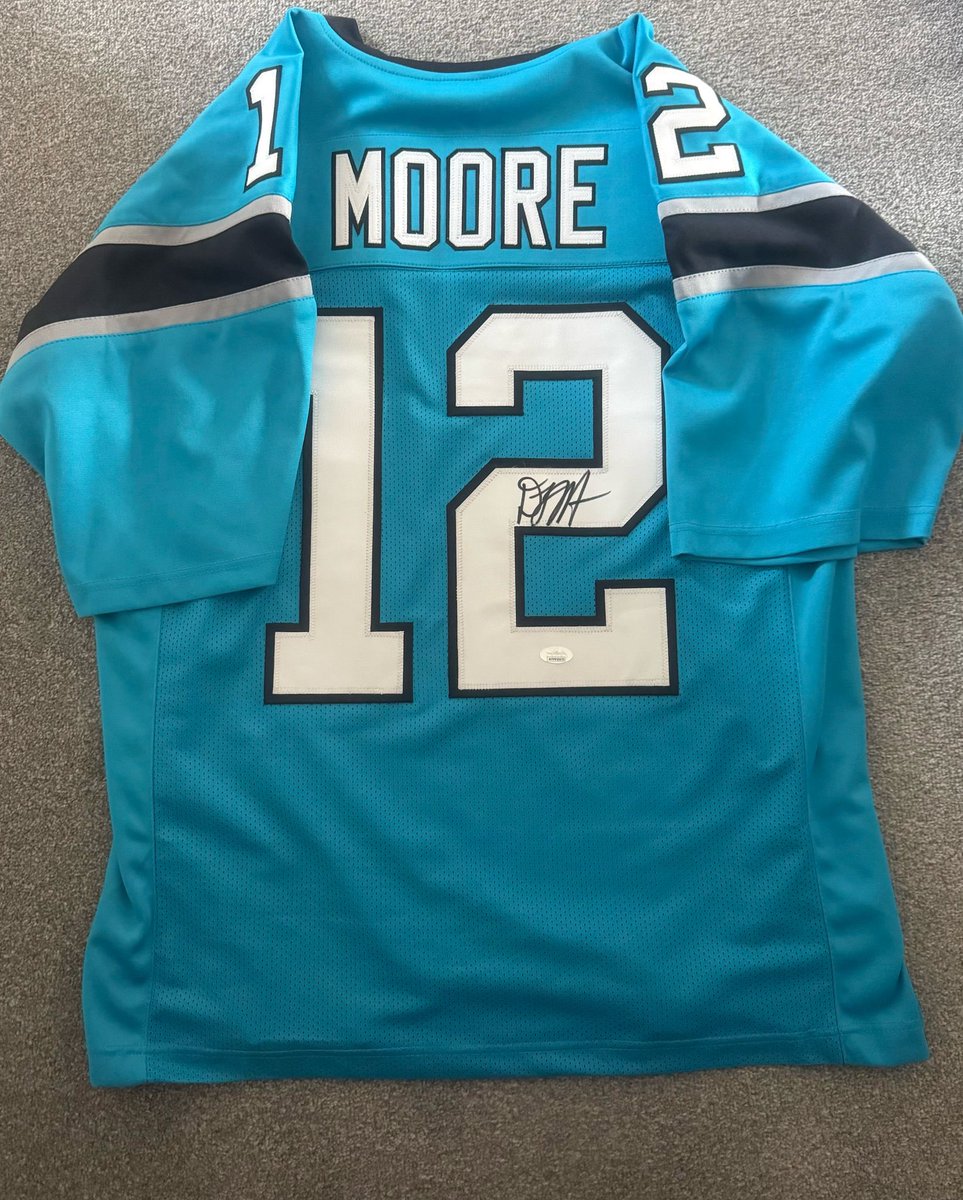 🚨GIVEAWAY🚨 To celebrate a successful draft, we are giving away the below.

One winner will be selected at random on Monday 5th May.

To win: 
1. Retweet this tweet ✅ 
2. ⁠Must be following us ✅ 
3. Tell us your prediction for the 25/26 season ✅ 

Good Luck😁

#KEEPPOUNDING
