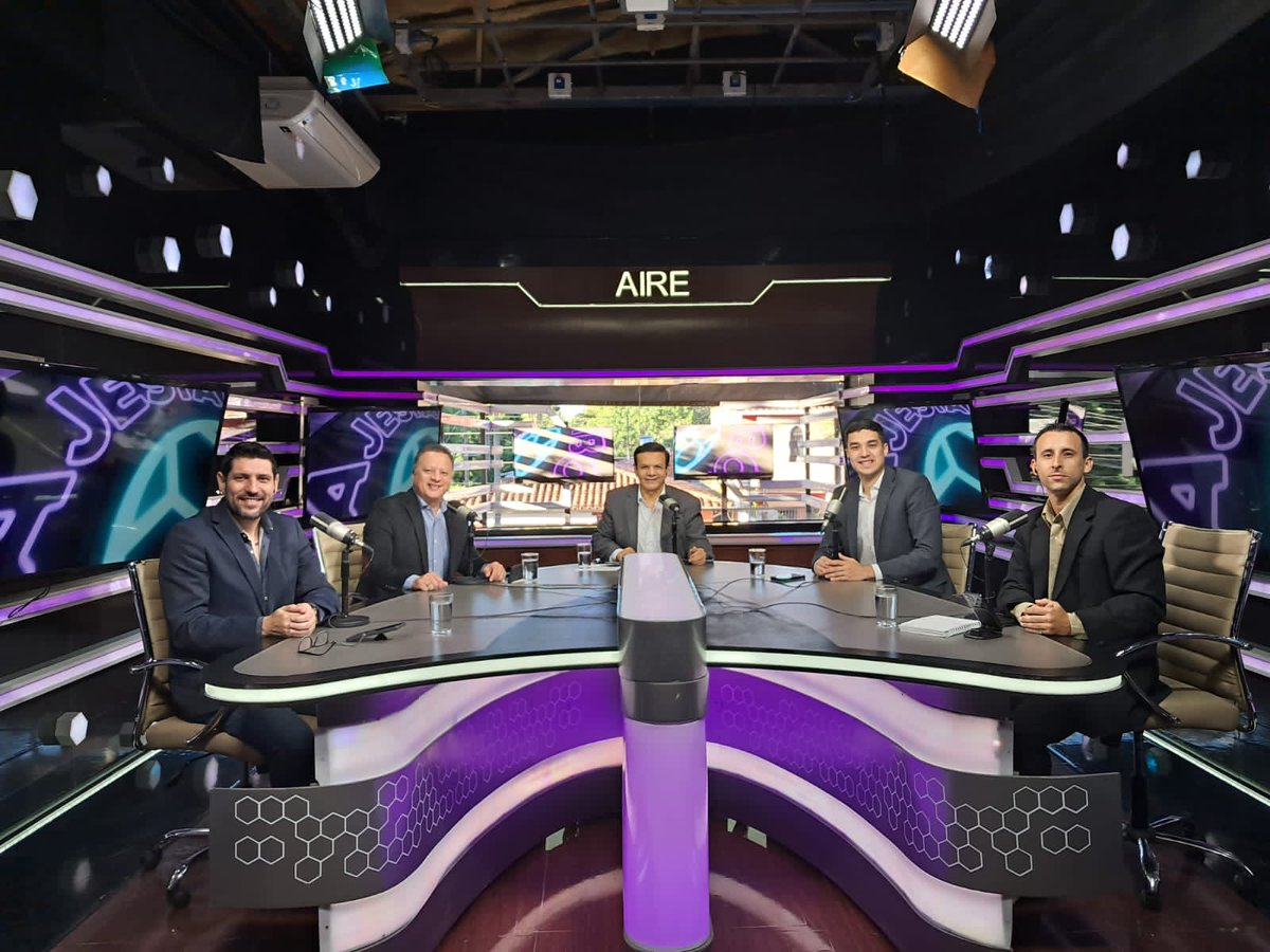 🫡¡MITAD DE SEMANA!

🙌🏻Ya estamos en vivo con #SuMajestadElFútbol por Tigo Sports. 
 
👉🏼Acompañános hasta las 19:00 hs.